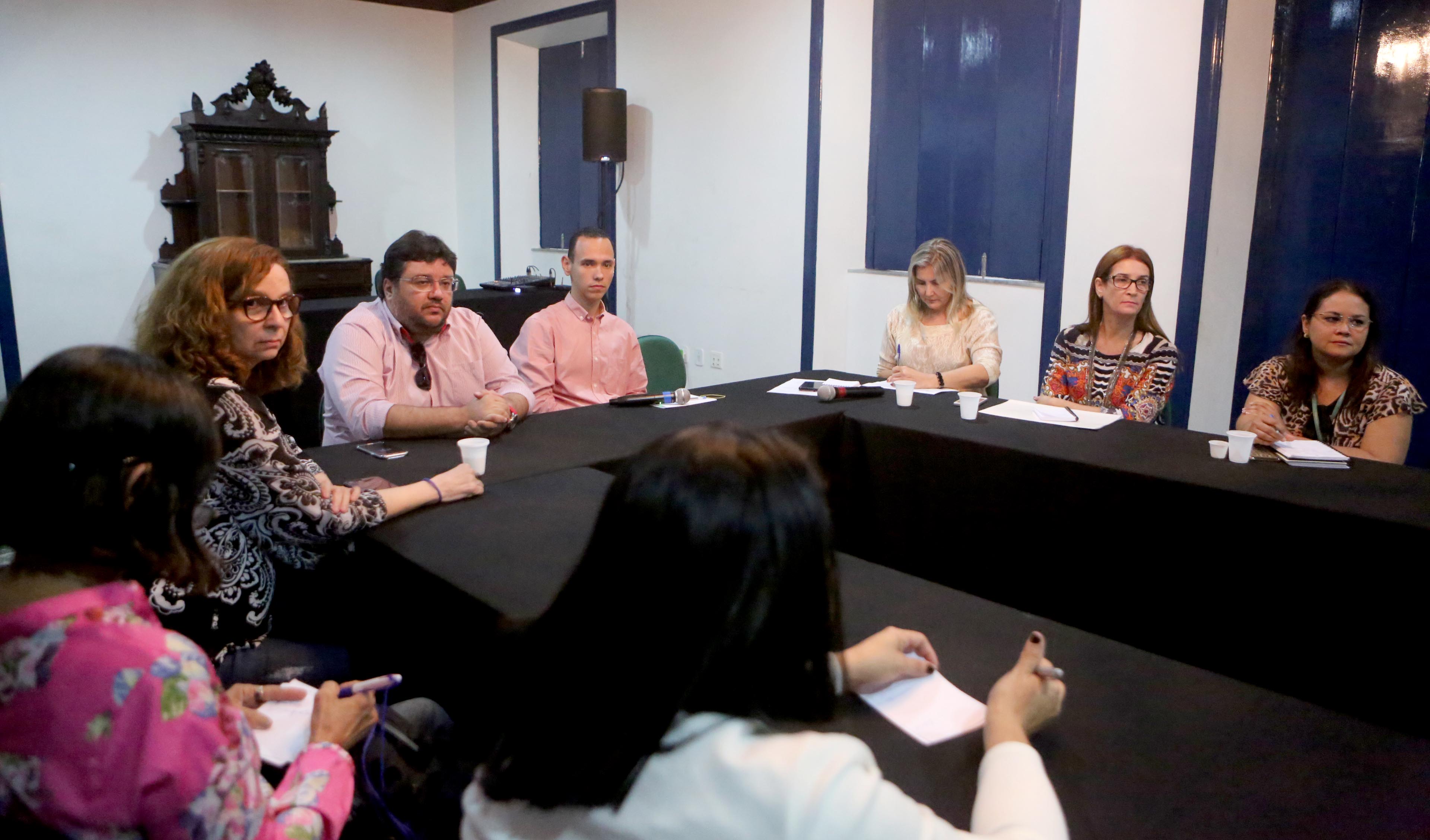 mesa de reunião no paço municipal